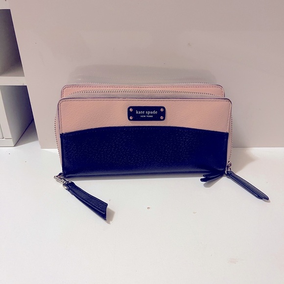 Large Carryall Zip-Around Leather Wristlet Wallet. Black and peach - Picture 3 of 16